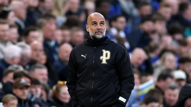 Pep Guardiola počas zápasu Premier League medzi Evertonom a Manchestrom City na štadióne Hill Dickinson.