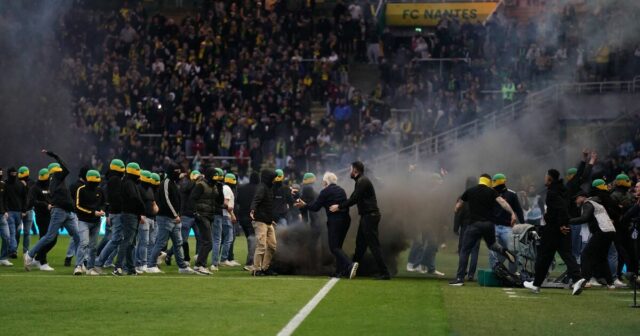 Najvyšší zápas ukončený po 22 minútach z dôvodu ultras búrky | Futbal | Šport
