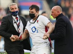 Najznámejší vtipkár na svete – ktorý zasiahol BBC Match of the Day s chaosom v „sexuálnych zvukoch“ – bol uväznený na 15 mesiacov za trik v Twickenhame po sérii invázií na ihrisku. Najznámejší vtipkár na svete bol uväznený po kaskadérskom kúsku v Twickenhame