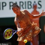 Naomi Osaka ohromila fanúšikov, keď súťažila v prvom kole French Open vo vlastných zlatých šatách Nike.