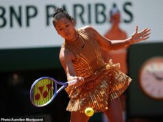 Naomi Osaka ohromila divákov na French Open po odhalení zákazkových zlatých Nike šiat a oblečenia vyrobeného z odrezkov jej starých tenisových šiat Naomi Osaka ohromila fanúšikov, keď súťažila v prvom kole French Open vo vlastných zlatých šatách Nike.