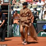 Naomi Osaka odmietla ustúpiť vo svojich pútavých kostýmoch a na zápas tretieho kola French Open prišla vo vlnitých šatách.