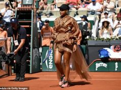 Naomi Osaka prichádza na zápas French Open vo vlniacich sa šatách a napriek tomu, že rozhorčuje súpera, ZNOVU odmieta ustúpiť v oblečení z „módnej prehliadky“. Naomi Osaka odmietla ustúpiť vo svojich pútavých kostýmoch a na zápas tretieho kola French Open prišla vo vlnitých šatách.
