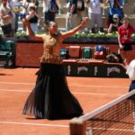 Japonka Naomi Osakaová gestikuluje pred prvým kolom tenisovej dvojhry žien proti Nemke Laure Siegemundovej na tenisovom turnaji French Open v Paríži v utorok 26. mája 2026.