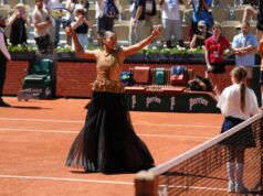 Naomi Osaka vysiela Eiffelovu vežu s oblečením French Open Japonka Naomi Osakaová gestikuluje pred prvým kolom tenisovej dvojhry žien proti Nemke Laure Siegemundovej na tenisovom turnaji French Open v Paríži v utorok 26. mája 2026.