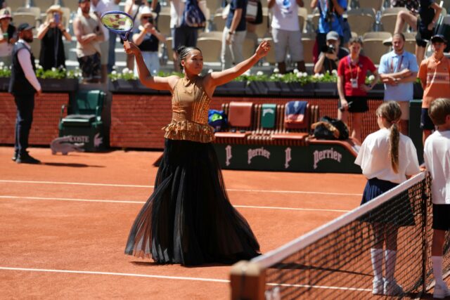 Japonka Naomi Osakaová gestikuluje pred prvým kolom tenisovej dvojhry žien proti Nemke Laure Siegemundovej na tenisovom turnaji French Open v Paríži v utorok 26. mája 2026.