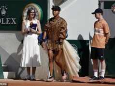Naomi Osakaová odmieta ustúpiť na „módnej prehliadke“ French Open, ktorá rozhorčuje súperky, keď sa pred Eiffelovou vežou vychvaľuje v šatách s ročným kontraktom za 7,5 libry – hodiny pred návratom na súd Na zápas v druhom kole proti Donne Vekicovej, Osaka namiesto toho vyšla s padavou béžovou sukňou pripevnenou k zadnej časti šiat a zahrievacou bundou, ktorá ladila s jej šatami.