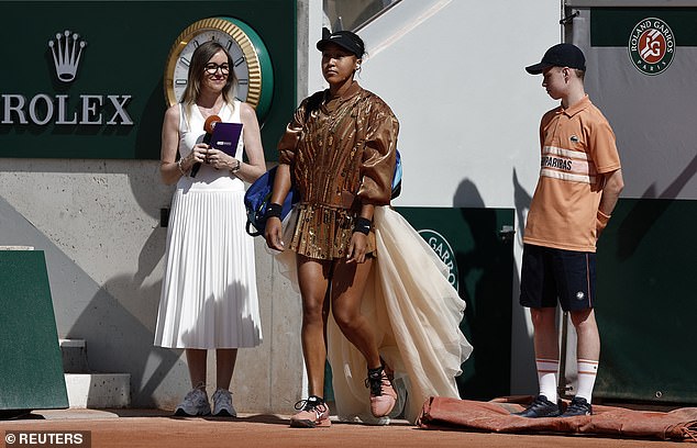 Naomi Osakaová odmieta ustúpiť na „módnej prehliadke“ French Open, ktorá Na zápas v druhom kole proti Donne Vekicovej, Osaka namiesto toho vyšla s padavou béžovou sukňou pripevnenou k zadnej časti šiat a zahrievacou bundou, ktorá ladila s jej šatami.
