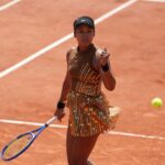 Japonka Naomi Osakaová reaguje na zápas proti Donne Vekic z Chorvátska počas ich druhého kola dvojhry na tenisovom turnaji French Open v Paríži vo štvrtok 28. mája 2026.