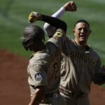 30. mája 2026; Washington, District of Columbia, USA; San Diego Padres shortstop Xander Bogaerts (2) oslavuje s Padresom tretieho hráča Mannyho Machada (13) po tom, čo zasiahol sólo homerun Washington Nationals počas druhej zmeny v Nationals Park. Povinný kredit: Geoff Burke-Imagn Images