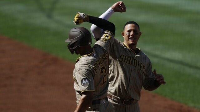 30. mája 2026; Washington, District of Columbia, USA; San Diego Padres shortstop Xander Bogaerts (2) oslavuje s Padresom tretieho hráča Mannyho Machada (13) po tom, čo zasiahol sólo homerun Washington Nationals počas druhej zmeny v Nationals Park. Povinný kredit: Geoff Burke-Imagn Images