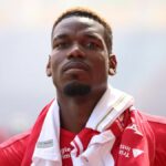 Francúzsky stredopoliar Monaka #08 Paul Pogba sa pozerá počas rozcvičky pred francúzskym futbalovým zápasom L1 medzi AS Monaco a AJ Auxerre na Stade Louis II.