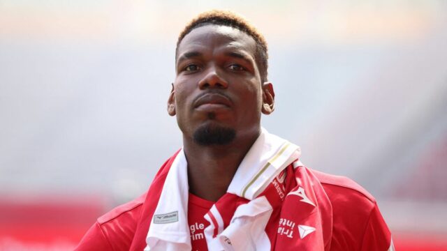Francúzsky stredopoliar Monaka #08 Paul Pogba sa pozerá počas rozcvičky pred francúzskym futbalovým zápasom L1 medzi AS Monaco a AJ Auxerre na Stade Louis II.