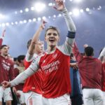 Hráči Arsenalu oslavujú postup do finále Ligy majstrov a nebudú sa „báť“ proti PSG.