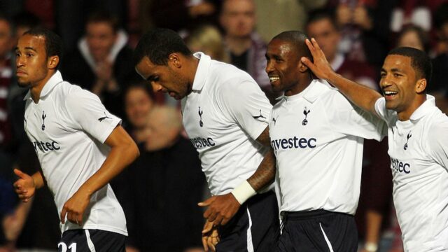 Aaron Lennon zo Spurs hovorí s manažérom Mauriciom Pochettinom