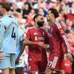 Mohamed Salah (vľavo) opustil Liverpool tak, že porazil Curtisa Jonesa v remíze s Brentfordom