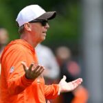 Todd Monken po stredajšom tréningu odpálil svoju „trápnu“ skupinu rozohrávačov