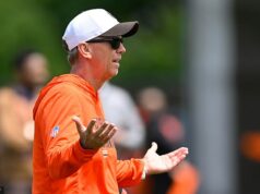 Neľútostný nový tréner NFL zúri svojich rozohrávačov kvôli „trápnym“ chybám v praxi Todd Monken po stredajšom tréningu odpálil svoju „trápnu“ skupinu rozohrávačov