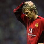 PARÍŽ, FRANCÚZSKO - 6. MAREC: David Beckham a Gary Neville pozerajú z davu počas zápasu osemfinále Ligy majstrov UEFA v druhej časti zápasu medzi Paríž Saint-Germain a Real Madrid v Parc des Princes 6. marca 2018 v Paríži vo Francúzsku. (Foto: Chris Brunskill Ltd/Getty Images)