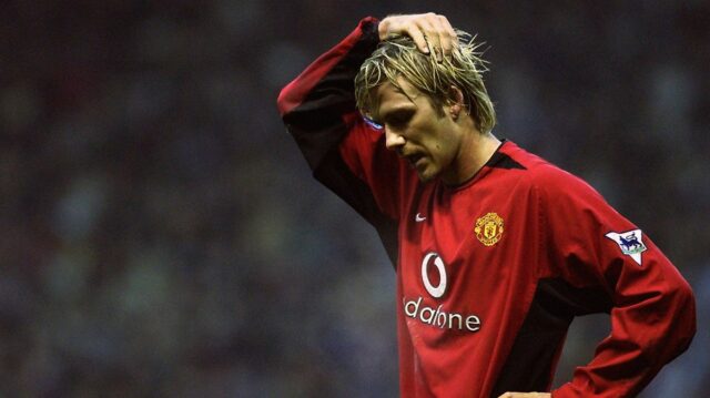 PARÍŽ, FRANCÚZSKO - 6. MAREC: David Beckham a Gary Neville pozerajú z davu počas zápasu osemfinále Ligy majstrov UEFA v druhej časti zápasu medzi Paríž Saint-Germain a Real Madrid v Parc des Princes 6. marca 2018 v Paríži vo Francúzsku. (Foto: Chris Brunskill Ltd/Getty Images)