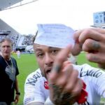 Neymar prišiel o handru v nedeľu po tom, čo ho omylom vystriedal počas zápasu Santosu