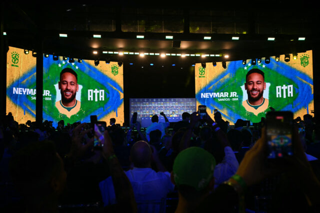 Brazílska superhviezda Neymar bola v pondelok dramaticky odvolaná do reprezentácie krajiny na majstrovstvách sveta, do národného tímu sa vrátil po takmer trojročnej absencii.
