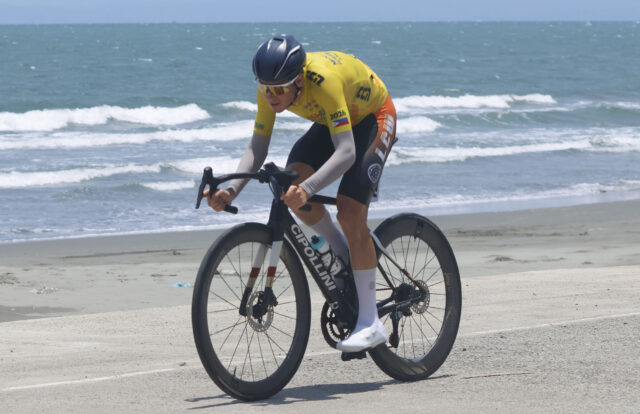Nikita Shulchenco z LCW UAECycling Team v akcii počas Tour of Luzon. 