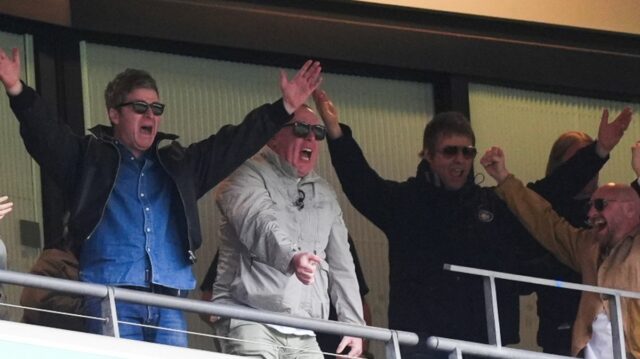 Noel a Liam Gallagherovci oslavujú víťazstvo Manchestru City v FA Cupe na štadióne Wembley v Londýne. 