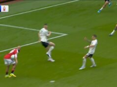 Nottingham Forest sa ospravedlnil šéfom rozhodcov Howardom Webbom za hádzanú Bryana Mbeuma počas súboja s Man United. Zdá sa, že Bryan Mbeumo spracoval loptu len chvíľu pred zásahom Matheusa Cunhu