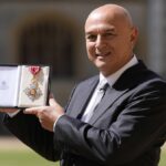Bývalý predseda predstavenstva Tottenham Hotspur Daniel Levy po tom, čo sa stal veliteľom Rádu Britského impéria na slávnostnom udelení na hrade Windsor.