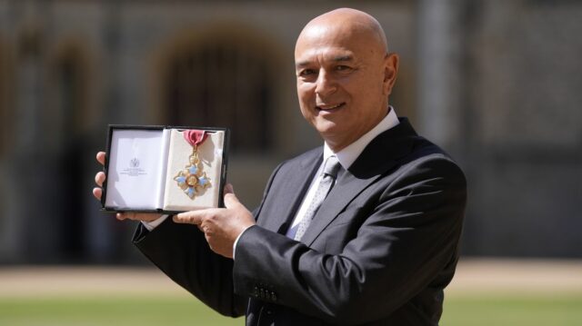 Bývalý predseda predstavenstva Tottenham Hotspur Daniel Levy po tom, čo sa stal veliteľom Rádu Britského impéria na slávnostnom udelení na hrade Windsor.