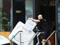 Nové pastviny pre Pepa! Guardiola nestráca čas vysťahovaním sa zo svojho manchesterského bytu DNI PRED labutou piesňou Man City – odchádzajúci šéf potvrdil, že nedeľa bude jeho posledným zápasom Sťahováci začali vynášať veci Pepa Guardiolu z jeho manchesterského bytu