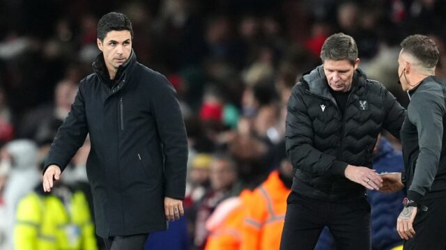 Tréner Arsenalu Mikel Arteta (vľavo) a manažér Crystal Palace Oliver Glasner