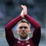 NEWCASTLE UPON TYNE, ANGLICKO - 17. mája: Jarrod Bowen z West Ham United tlieska fanúšikom počas rozcvičky pred zápasom Premier League medzi Newcastle United a West Ham United v St James' Park 17. mája 2026 v Newcastle upon Tyne v Anglicku. (Foto: West Ham United FC/West Ham United FC cez Getty Images)