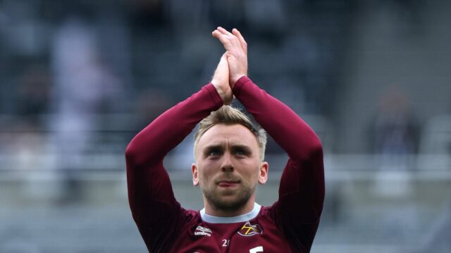 Nový klub sa pripojil k pretekom Jarroda Bowena, pretože West NEWCASTLE UPON TYNE, ANGLICKO - 17. mája: Jarrod Bowen z West Ham United tlieska fanúšikom počas rozcvičky pred zápasom Premier League medzi Newcastle United a West Ham United v St James' Park 17. mája 2026 v Newcastle upon Tyne v Anglicku. (Foto: West Ham United FC/West Ham United FC cez Getty Images)