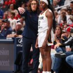 Trénerka Stephanie Whiteová z Indiana Fever sa počas exhibície rozpráva s Ravenom Johnsonom