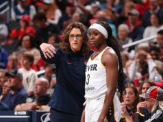 Nový nováčikovský spoluhráč Caitlin Clarkovej ohromuje novinárov mimoriadne nevhodným komentárom o manželke trénera Trénerka Stephanie Whiteová z Indiana Fever sa počas exhibície rozpráva s Ravenom Johnsonom
