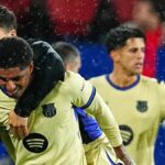 Barcelonský Marcus Rashford (vľavo) oslavuje so spoluhráčmi po víťazstve v zápase španielskej La Ligy medzi Osasunou a Barcelonou