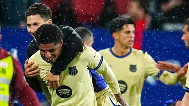 Barcelonský Marcus Rashford (vľavo) oslavuje so spoluhráčmi po víťazstve v zápase španielskej La Ligy medzi Osasunou a Barcelonou