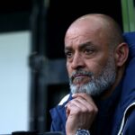 NEWCASTLE UPON TYNE, ANGLICKO - 17. MÁJ: Nuno Espirito Santo, manažér West Ham United, sleduje pred zápasom Premier League medzi Newcastle United a West Ham United v St James' Park 17. mája 2026 v Newcastle upon Tyne v Anglicku. (Foto: West Ham United FC/West Ham United FC cez Getty Images)