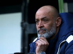 Nuno Espirito Santo nemá žiadne sťažnosti po tom, čo sa fanúšikovia West Hamu posmievali Newcastlu NEWCASTLE UPON TYNE, ANGLICKO - 17. MÁJ: Nuno Espirito Santo, manažér West Ham United, sleduje pred zápasom Premier League medzi Newcastle United a West Ham United v St James' Park 17. mája 2026 v Newcastle upon Tyne v Anglicku. (Foto: West Ham United FC/West Ham United FC cez Getty Images)