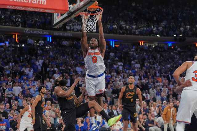 Dnešné výsledky play-off NBA: OG Anunoby po zranení skončil dobre, aby pomohol Knicks zvládnuť prvý zápas v OT