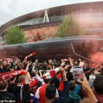 Tón búrlivej atmosféry v Emirates pred, počas a po víťazstve Arsenalu nad Atleticom Madrid udávalo autobusové privítanie organizované skupinou fanúšikov REDaction Gooners.