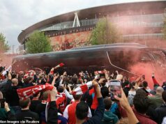 OLIVER HOLT: Do Emirates chodím už 20 rokov, ale NIKDY som nezažil noc ako víťazstvo nad Atleticom… takto vytvorili fanúšikovia Arsenalu atmosféru, pri ktorej som sa obával, že je minulosťou na pôde Premier League Tón búrlivej atmosféry v Emirates pred, počas a po víťazstve Arsenalu nad Atleticom Madrid udávalo autobusové privítanie organizované skupinou fanúšikov REDaction Gooners.