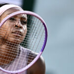 Obhajoba titulu na French Open úradujúcej šampiónky Coco Gauffovej sa skončila v sobotu v treťom kole, keď obe víťazne vyhrali Aryna Sabalenková a Naomi Osakaová a vytvorili tak trhák v súboji posledných 16 rokov.