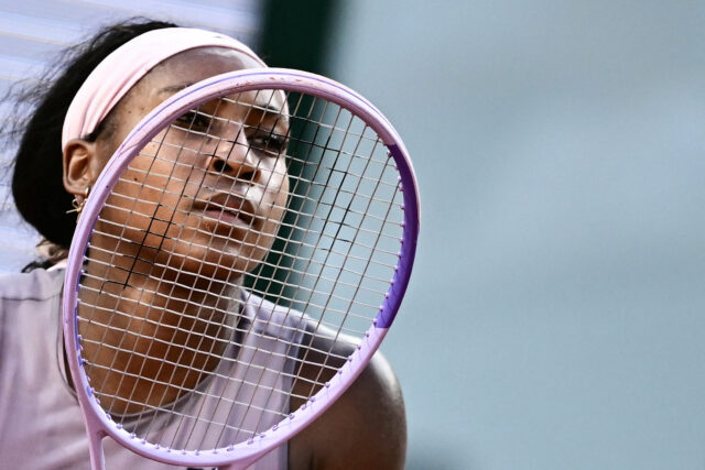 Obhajoba titulu na French Open úradujúcej šampiónky Coco Gauffovej sa skončila v sobotu v treťom kole, keď obe víťazne vyhrali Aryna Sabalenková a Naomi Osakaová a vytvorili tak trhák v súboji posledných 16 rokov.