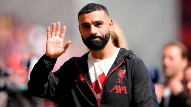 Mohamed Salah zdvihne ruku 