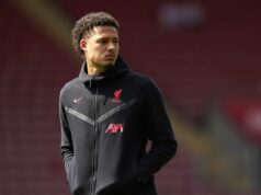 Obranca Liverpoolu potvrdil odchod, keď sa jeho spoluhráči emocionálne rozlúčili Rhys Williams