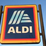 Logo Aldi je zobrazené mimo jednej z jej predajní