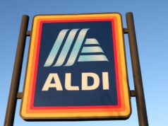 Obrovská nafukovacia televízna obrazovka za 60 libier prichádza na Aldi včas na majstrovstvá sveta 2026 Logo Aldi je zobrazené mimo jednej z jej predajní